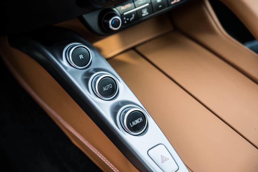 Детали интерьера Ferrari GTC4Lusso 2016 года  (JP) (фото 16 из 24)